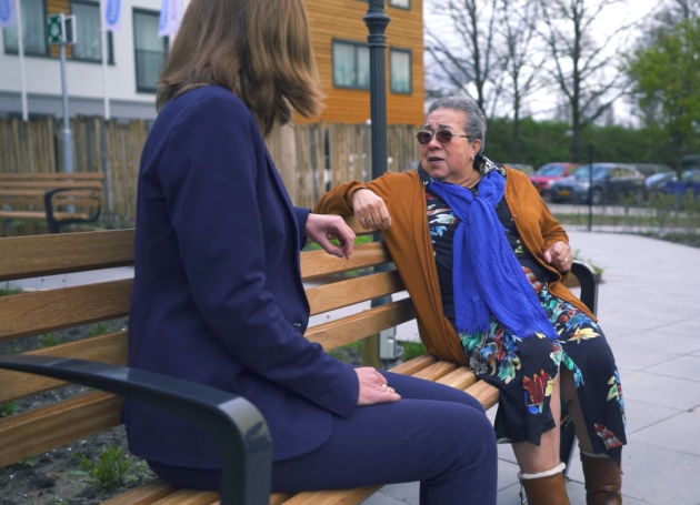 2 personen in gesprek op een bankje