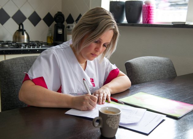 wijkverpleegkundige bij client thuis zorgplan