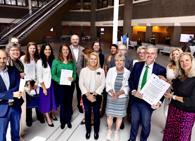 Vakbonden en werkgevers in de zorg overhandigen Kamerleden pamflet