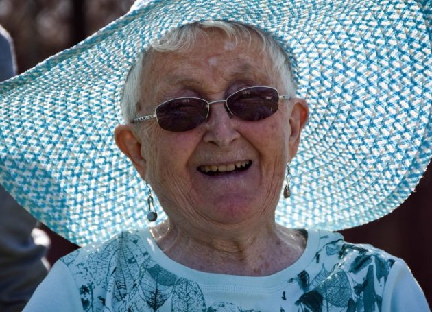 Oudere vrouw met zomerhoed