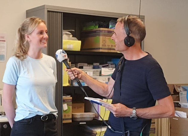 Wijkverpleegkundige Claudia de Jong in gesprek met NOS verslaggever Mattijs van de Wiel