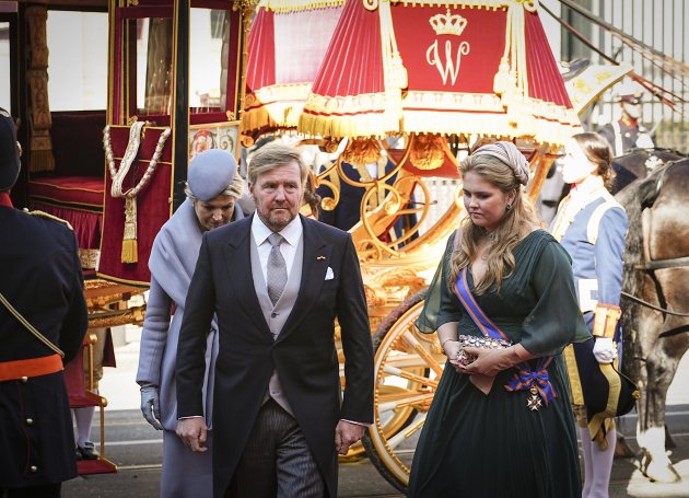 Koning Willem-Alexander, Koningin Maxima en prinses Amelia verlaten de Glazen Koets