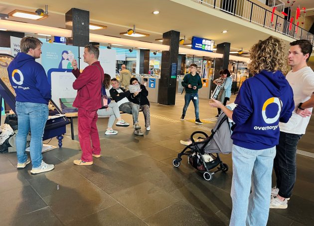 in gesprek op station Eindhoven CS