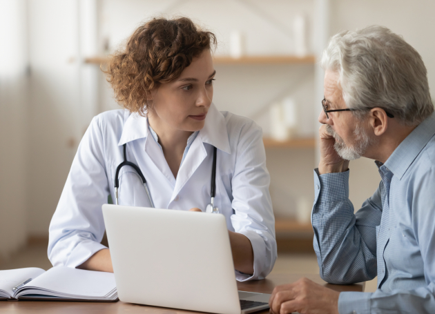 Zorgverleners in gesprek met laptop