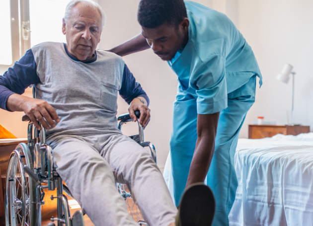 Zorgverlener helpt man uit rolstoel