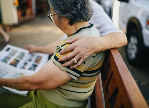 echtpaar samen foto's kijken 