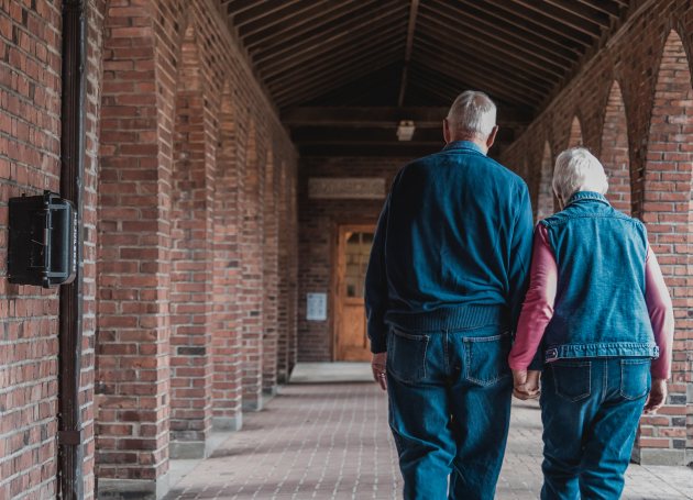Ouderen lopen door een buitengang