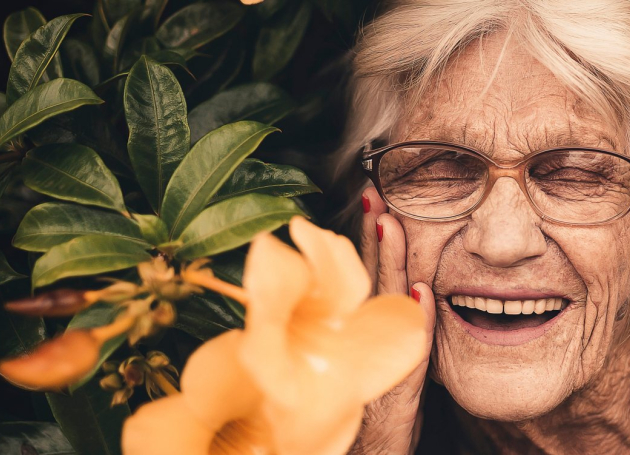 gezicht van oudere dame met bloemen