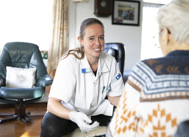 Wijkverpleging bij vrouw thuis 