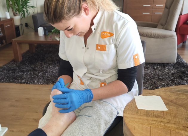 verpleegkundig specialist Lisanne Pomp aan het werk