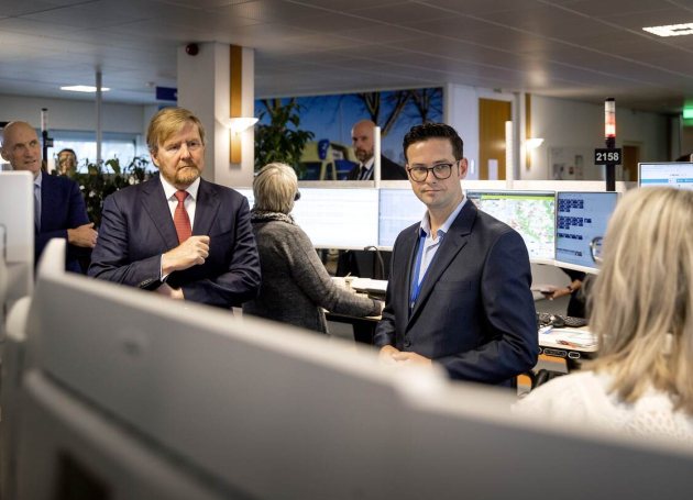 De Koning en minister Kuipers spreken met medewerkers ZCC over hoe met meetapparatuur en een app patiënten thuis gemonitord kunnen worden