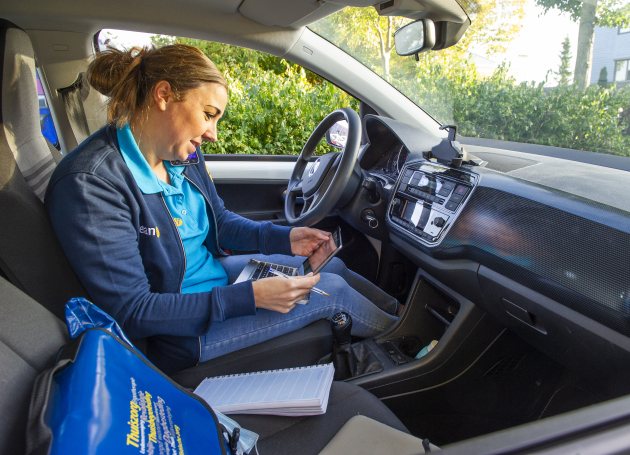 Wijkverpleging op pad in auto