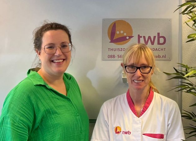 wijkverpleegkundige Anneleen van Osta en helpende Bea Hermsen