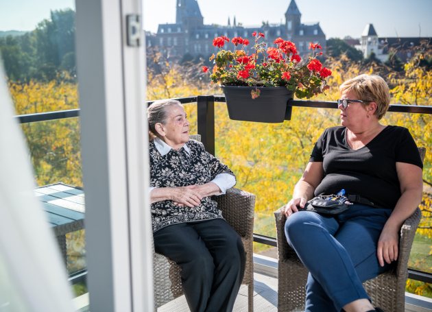 Mensen op balkon bij Zuyderland zorg