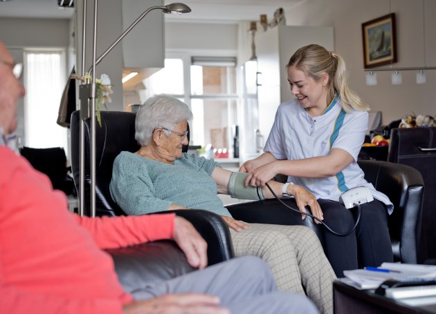 Zorgmedewerker en bewoner