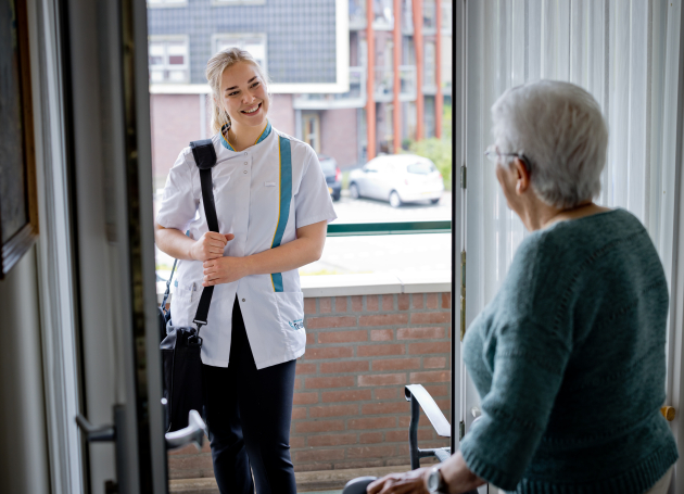 Dame doet open voor wijkverpleegkundige 