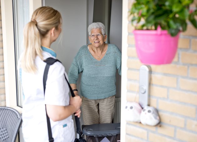 Wijkverpleging aan de deur bij dame 