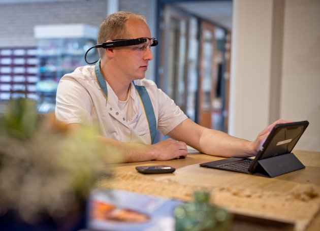 Wijkverpleging met smart glass en ipad aan het werk 