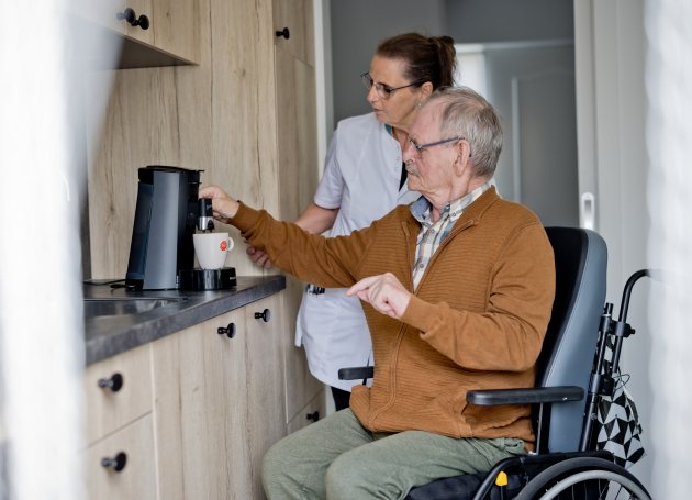 Wijkverpleging met heer zet zelf koffi 