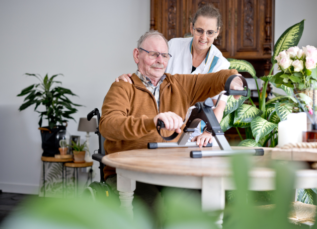 Wijkverpleging helpt heer met tafelfiets