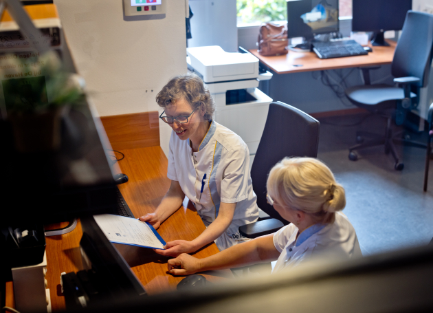 Zorgmedewerkers in overleg 