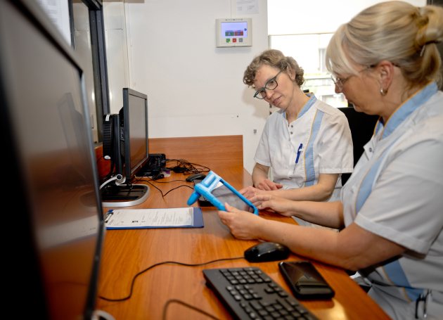 zorgmedewerkers in overleg