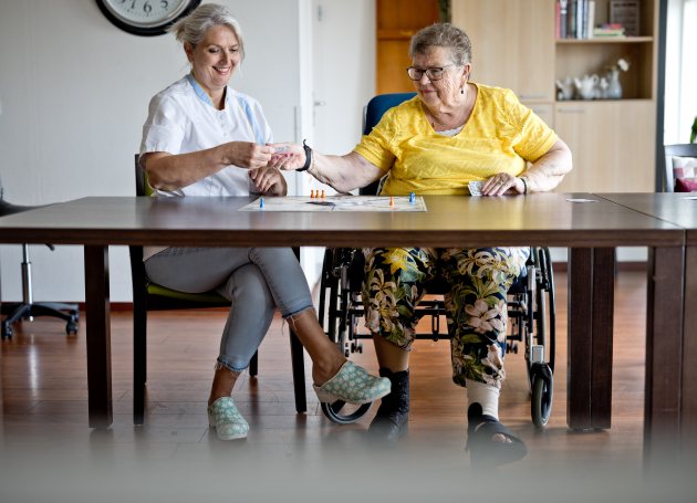 Zorgmedewerker met client in revalidatiezorg