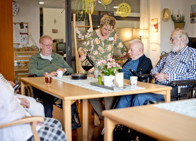 Bewoners drinken met elkaar koffie 