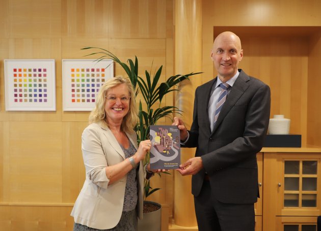 Minister Kuipers neemt rapport Met de stroom mee in ontvangst van RVS-voorzitter Jet Bussemaker