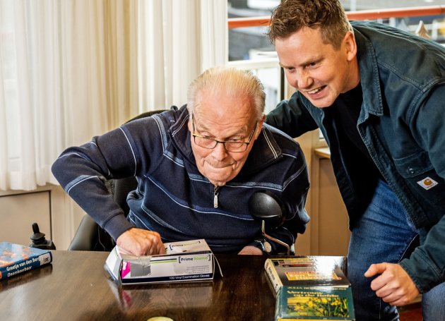 joël samen met een bewoner