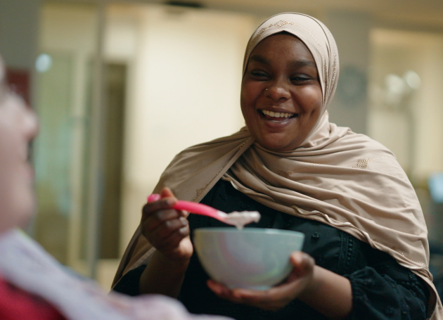 Zorgstudent helpt cliënt