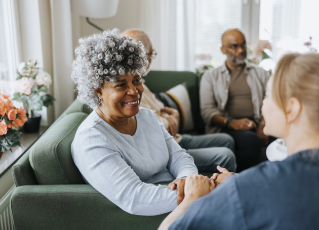 Donkere dame met verpleegkundige 