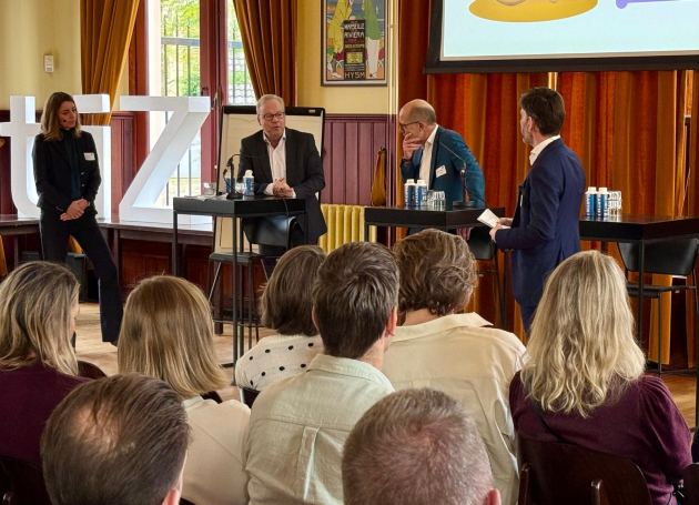 Foto van panelleden in gesprek tijdens het live event De hub naar huis