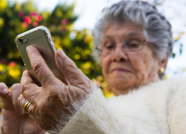 Oudere vrouw met telefoon