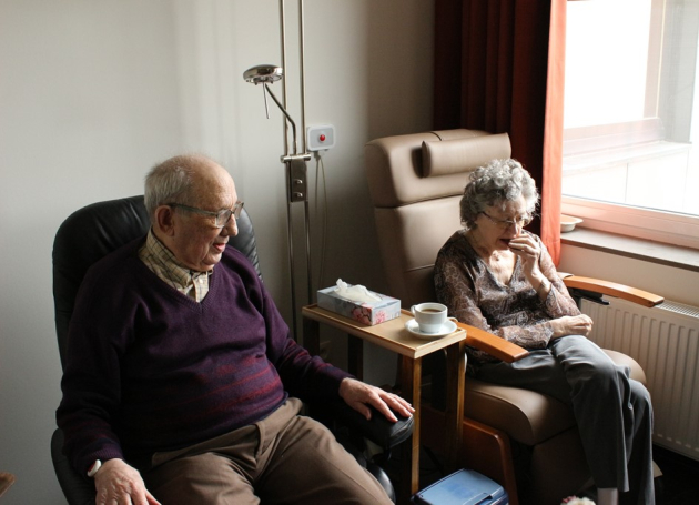 Ouder echtpaar in verpleeghuis