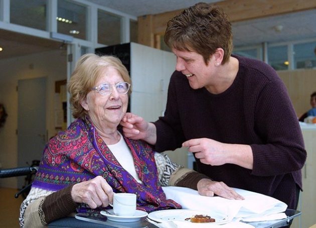 Ouder dame met zorgverlener 