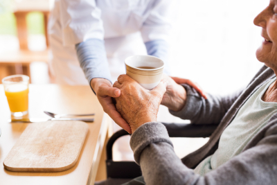Oprechte aandacht - handen samen met kop koffie 