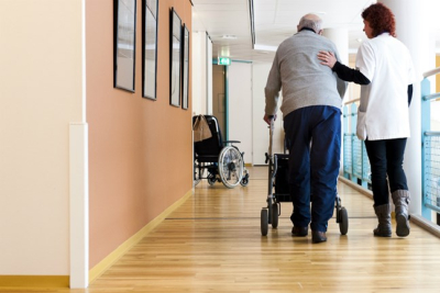 Verpleeghuiszorg - wandelde man met verzorgende