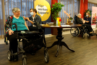 Eerst bewoners gevaccineerd BrabantZorg - foto: Rob Gieling