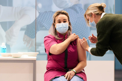 Verzorgende Sanna Elkadiri ontvangt de eerste vaccinatie - foto Phil Nijhuis