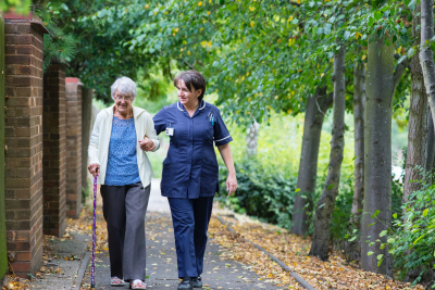 Buiten wandelen met zorgverlener 