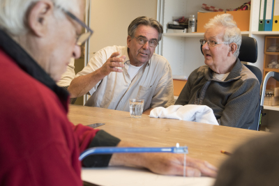 Groepsactiviteit met vrijwilliger in verpleeghuis