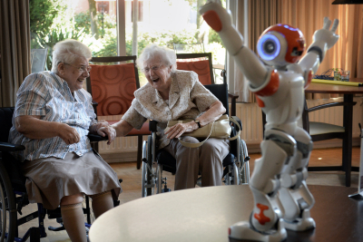 ouderen met robot