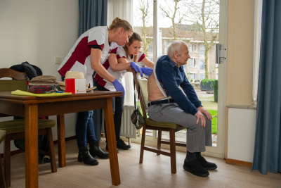 Wondzorg bij man in verpleeghuis