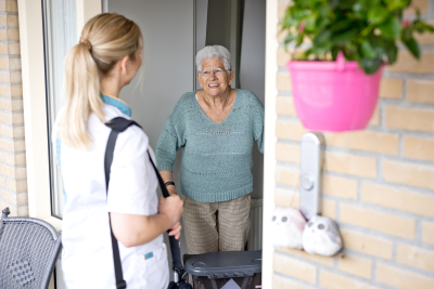 Wijkverpleging aan de deur bij dame 