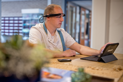 Wijkverpleging met smart glass en ipad aan het werk 
