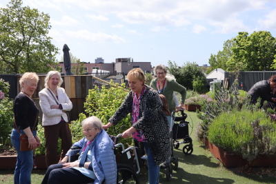 Ouderen op een groen dakterras