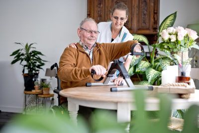 Wijkverpleging helpt heer met tafelfiets