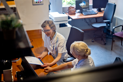 Zorgmedewerkers in overleg 