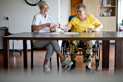 Zorgmedewerker met client in revalidatiezorg